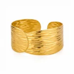 Brazalete Dorado Texturizado Mujer Enchapado en Oro 18K | Glow Secret Brazalete dorado texturizado para mujer enchapado en Oro 18K con recubrimiento PVD | Glow Secret