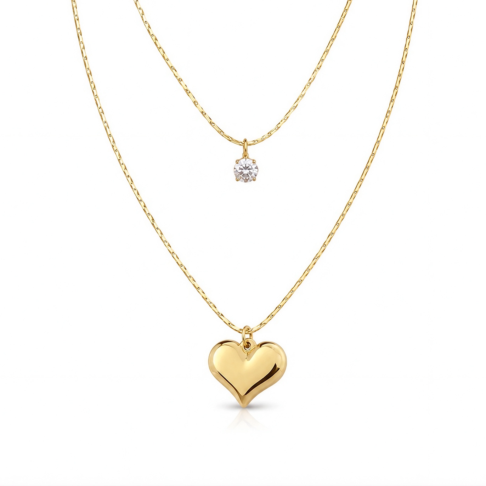 Collar Corazón Dorado Mujer de doble cadena chapado en Oro 18K con recubrimiento PVD, usado por una mujer en fotografía editorial premium de la colección Gold Essential.