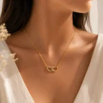 Collar Doble Corazón Mujer Mujer usando Collar Doble Corazón Chapado en Oro 18K de la colección Gold Essential.