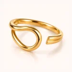 Anillo Ajustable Enchapado En Oro Glow Secret, joya dorada de diseño elegante y sofisticado para mujer.