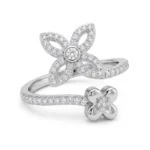 Anillo Primavera en Plata 925 | Colección Spring Glow by Glow Secret Anillo Primavera en Plata 925 con diseño floral, punto de luz y circones incrustados, acabado pulido y ajustable, joyería femenina de la colección Spring Glow de GLOW SECRET.