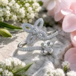 Anillo Primavera en Plata 925 | Colección Spring Glow de Glow Secret. Anillo Primavera en Plata 925 con diseño floral, flores con circones incrustados y punto de luz, presentado sobre elementos naturales de la colección Spring Glow de Glow Secret.