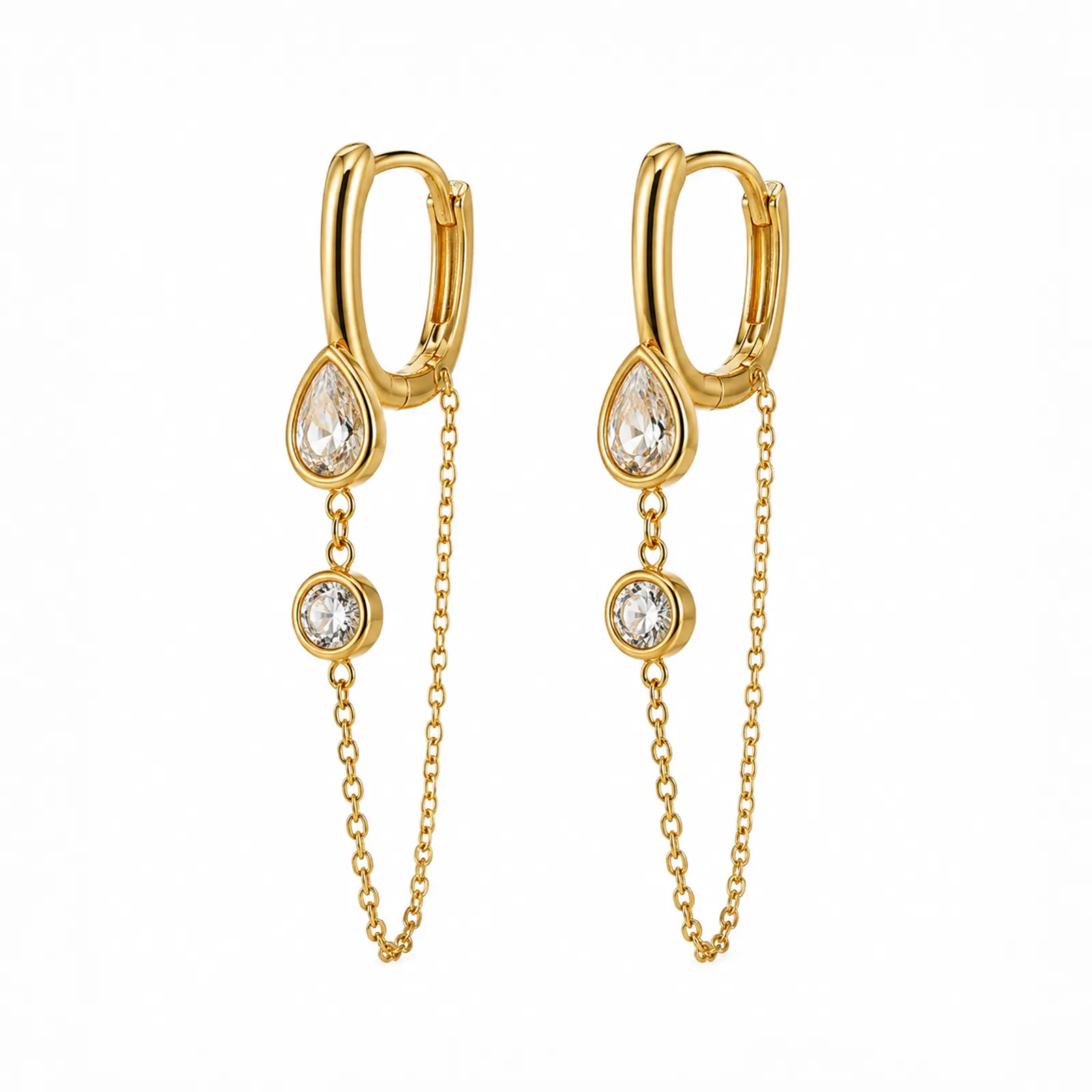 Aros Dorados Colgantes | Glow Secret Aros Dorados Colgantes de Glow Secret pertenecientes a la colección Gold Essential. Diseño dorado con aro tipo huggie, detalles de piedras transparentes y cadenas colgantes que aportan movimiento y luminosidad.