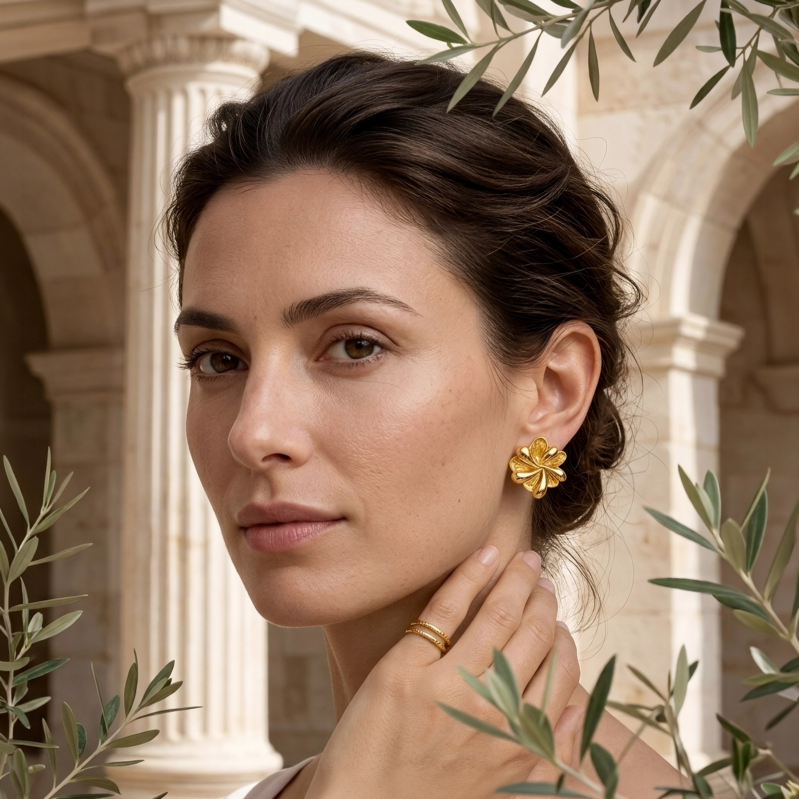 Aros Dorados Flor Mujer en Modelo | Glow Secret Mujer usando aros dorados flor mujer de Glow Secret colección Gold Essential.