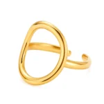 Anillo Gold Essential Ajustable | Oro 18K y Recubrimiento PVD Anillo Gold Essential ajustable de Glow Secret con enchape en oro 18K, recubrimiento PVD waterproof y base de acero inoxidable 316L sobre fondo blanco.