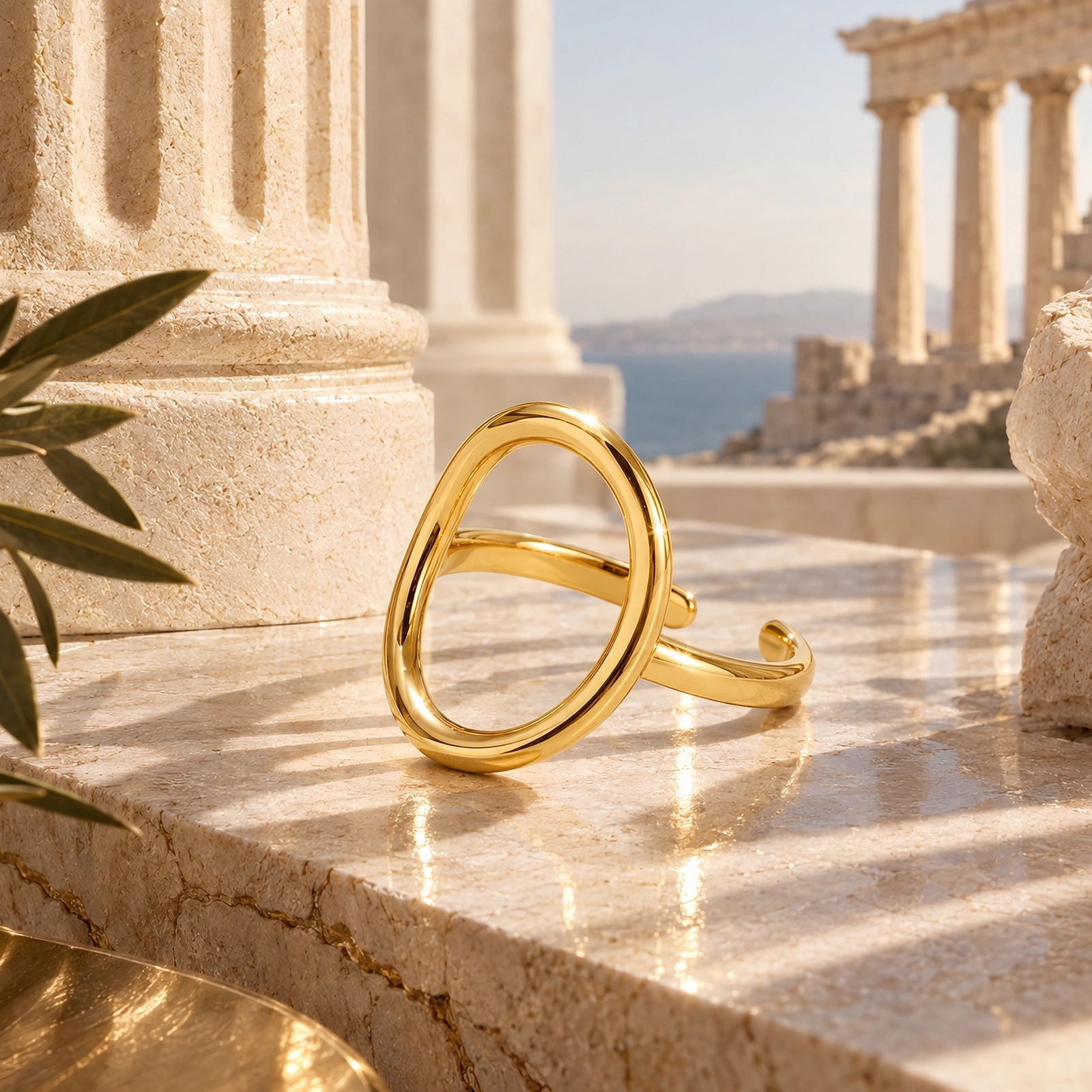 Anillo Gold Essential | Colección Gold Essential de Glow Secret Anillo Gold Essential de Glow Secret en escenario editorial mediterráneo inspirado en la colección Gold Essential y la joyería contemporánea de lujo.