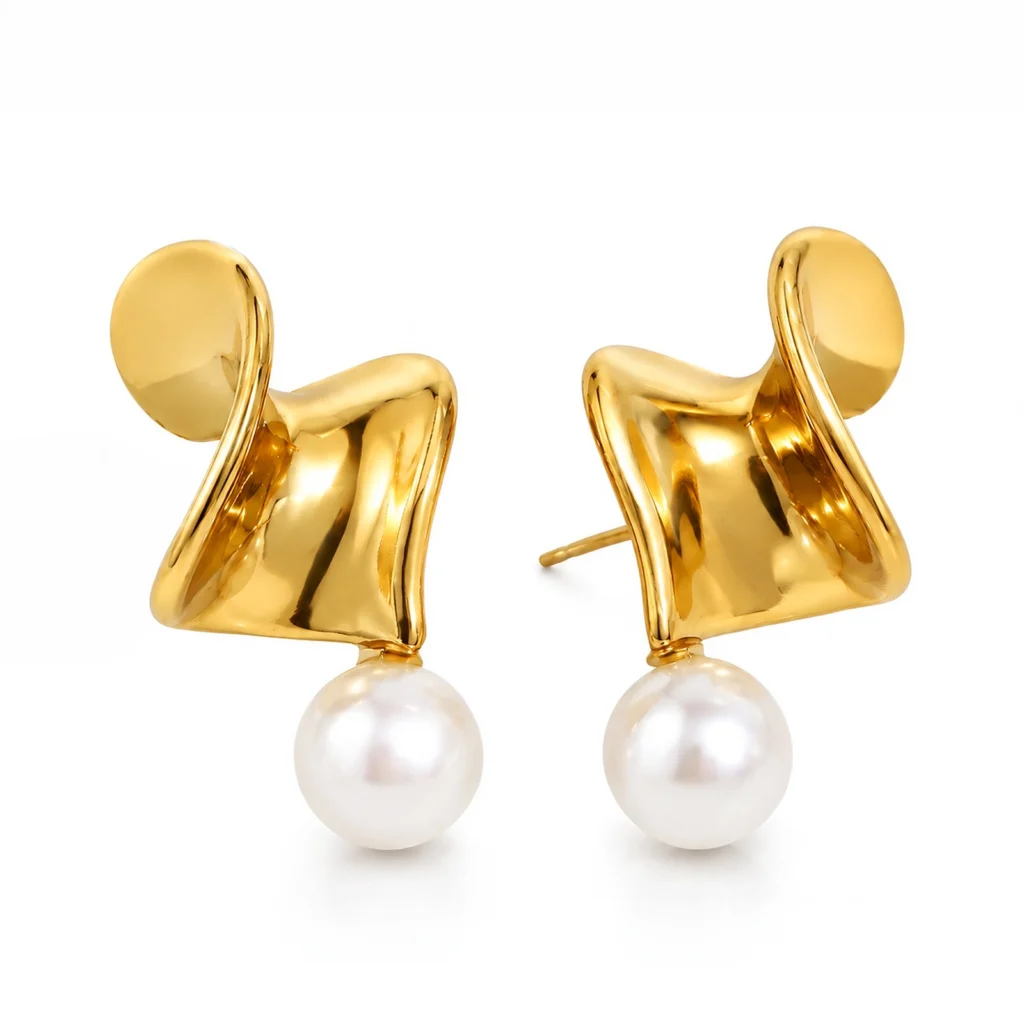 Aros dorados con perla blanca y diseño geométrico irregular, enchapados en Oro 18K, de la colección Gold Essential de Glow Secret.