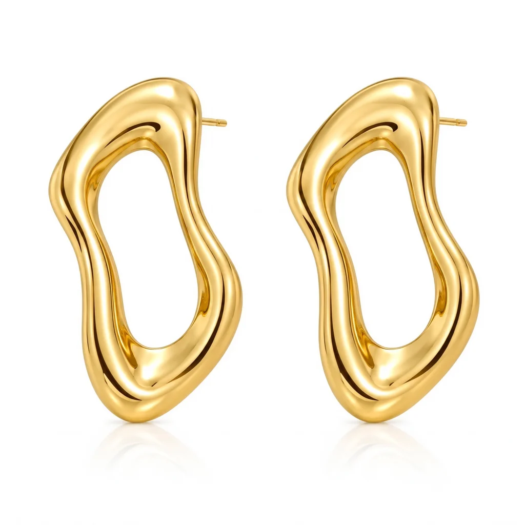 Par de Aros Dorados Orgánicos enchapados en Oro 18K, de diseño escultórico y asimétrico, sobre fondo blanco.
