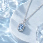 Collar Aquamarina en Plata 925 de Glow Secret en escena Crystal Blue