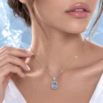 Collar Aquamarina en Plata 925 de Glow Secret usado por una mujer en Crystal Blue