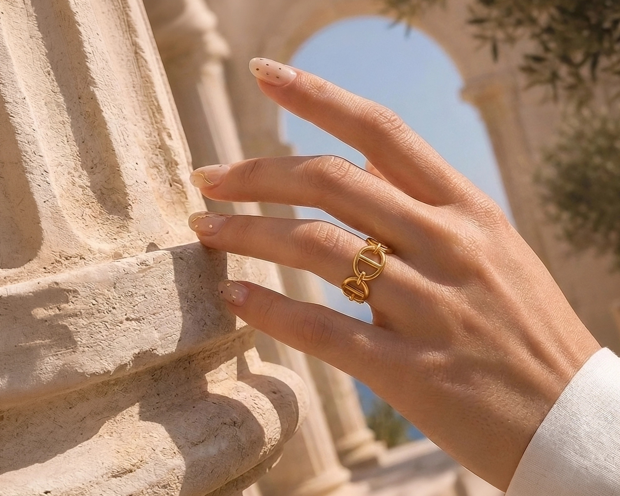 Anillo dorado Gold Essential en la mano de una mujer, joyas de Glow Secret